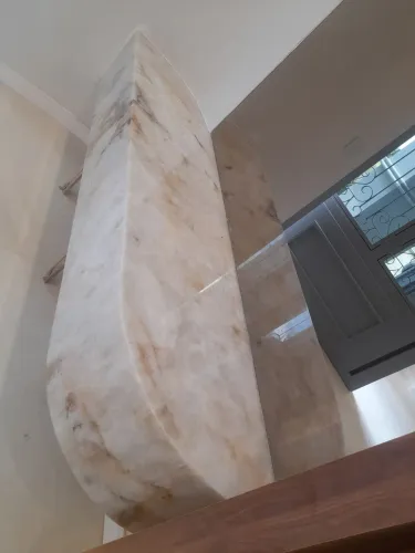 Trabalho com reparos em mármores instalação de pias lavatório pagamentos e etc.... 