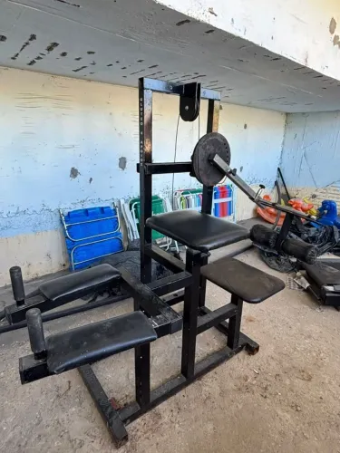 Máquina de Glúteos e Isquiotibiais