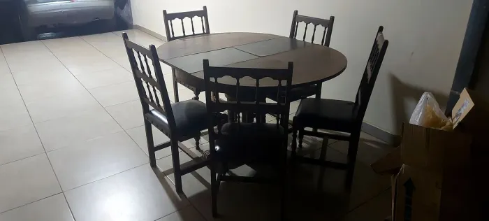 Mesa com 5 cadeiras estilo faroeste