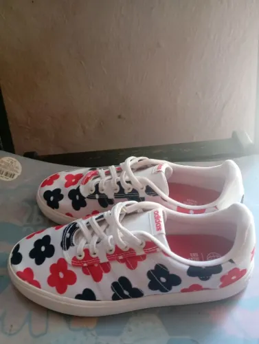 Tênis Adidas floral original Tam 37