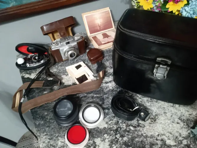 R$550 Câmera fotográfica antiga+ acessórios.