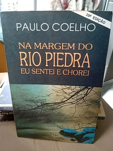 Vendo livro, na Margem do Rio Piedra eu sentei e chorei de Paulo Coelho.