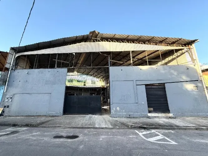 Alugo Galpão com 588m² e Prédio com Escritório em Monte Belo - R$ 20.000,00