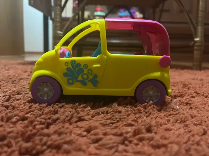 Carro com piscina da polly pocket 