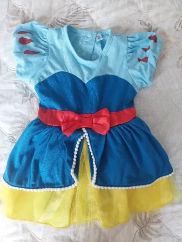 Vendo fantasia branca de neve importado.
