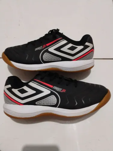 Chuteira preta pro 5 da umbro tamanho 35