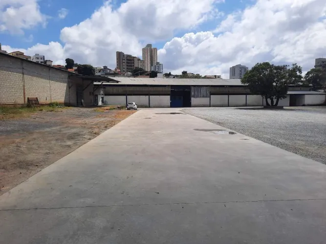 Galpão para locação no bairro Caiçara, situado próximo à Av. Carlos Luz e Av. Pedro II, a