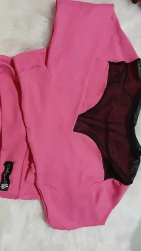 Blusa curta Pink com manga longa.