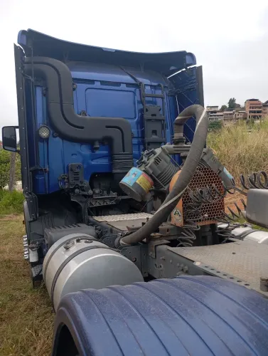 Scania R4402106(azul) e R440 2019 (branca)