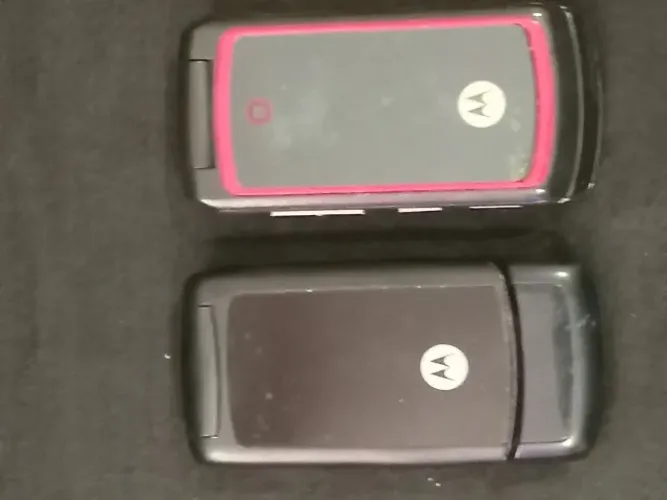 Dois telefones antigos funcionando
