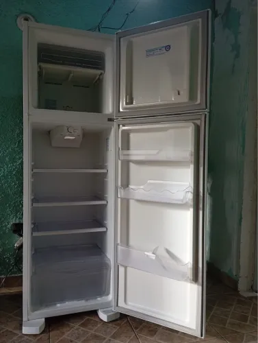 Geladeira Eletrolux Frost Free 261L