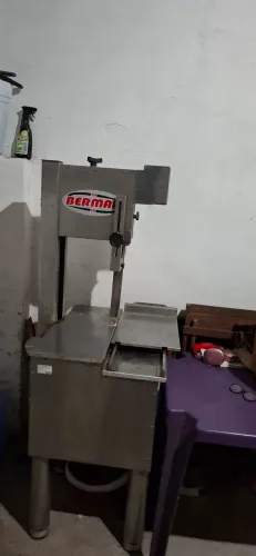 Máquina de cortar  carne e 2  congelador