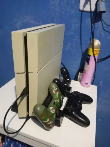 Vendo PS4 fat 500 GB dois controle original e um primeira linha
