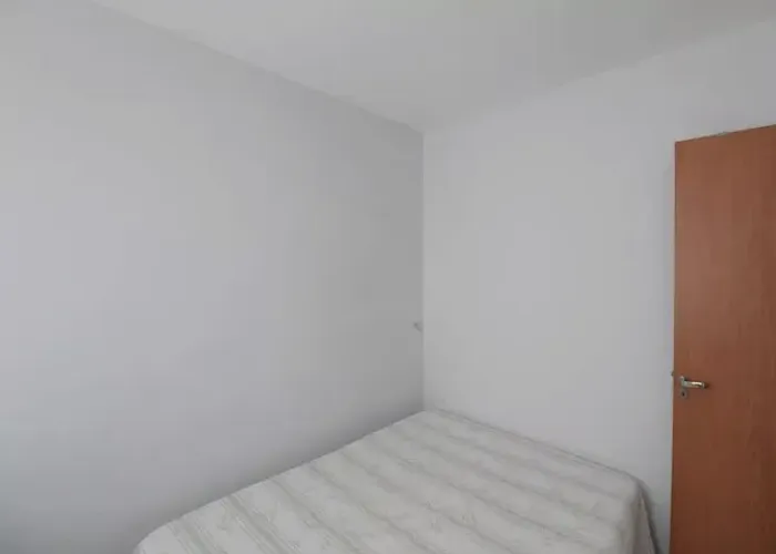 Apartamento ( 2 dormitórios ) , aluguel anual com caução e com mobília. 