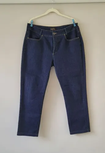 Calça jeans feminina, tamanho 50, marca dádiva, composição em algodão e 2% de elastano,.