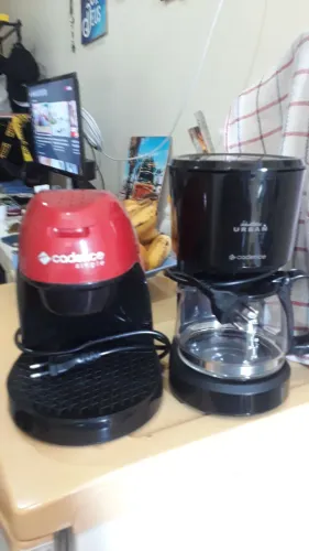 Vendo duas cafeterias elétricas 220 volts  cadence, a vermelha é Simgle, a preta URBAN 