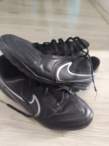 Chuteira society Nike Tempo - tamanho 36
