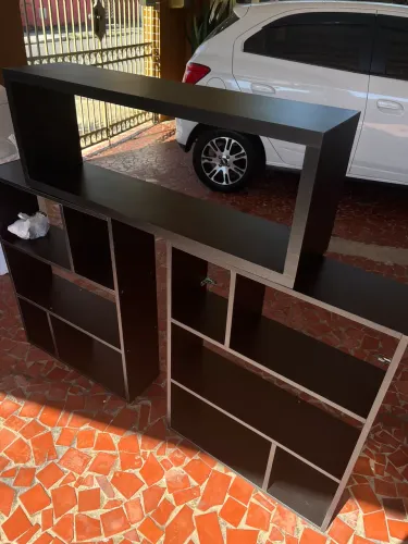 Três prateleiras.<br>Duas medindo 65 cm x 85 cada. E a terceira medindo 37 cm x 100 cm.