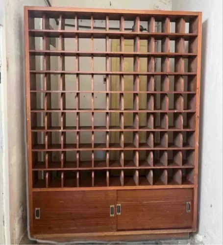 Estante em madeira, design clássico e muito espaço para organizar.