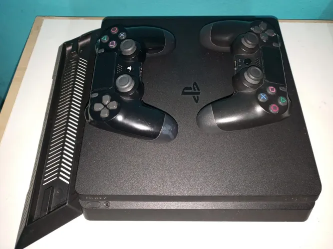 PS4 + 2 Controles + 4 Jogos Físicos 