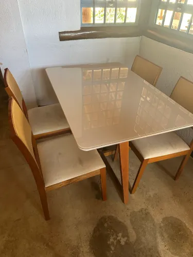 Mesa de Jantar 4 Lugares com Tampo de Vidro + 4 Cadeiras Estofad