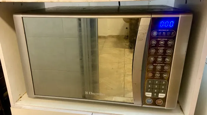 Micro-ondas com defeito - Ideal para retirada de peças | Acompanha prato