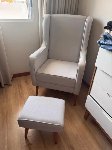 Poltrona amamentação com puf