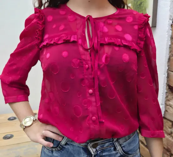 Blusa feminina em Chifon com Poás em Relevo