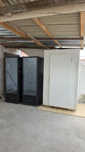 Freezer expositor e câmara fria