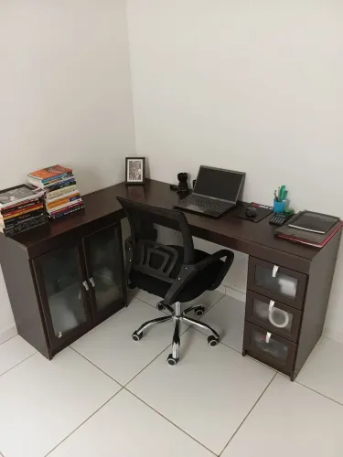 Escrivaninha com cadeira