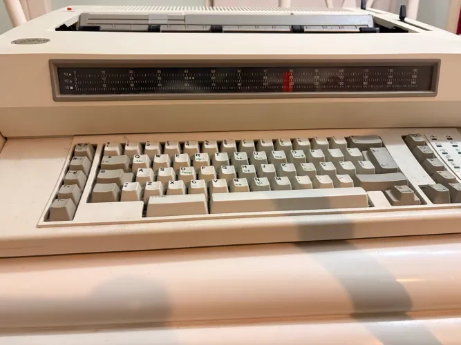 Máquina de escrever eletrônica IBM 6783