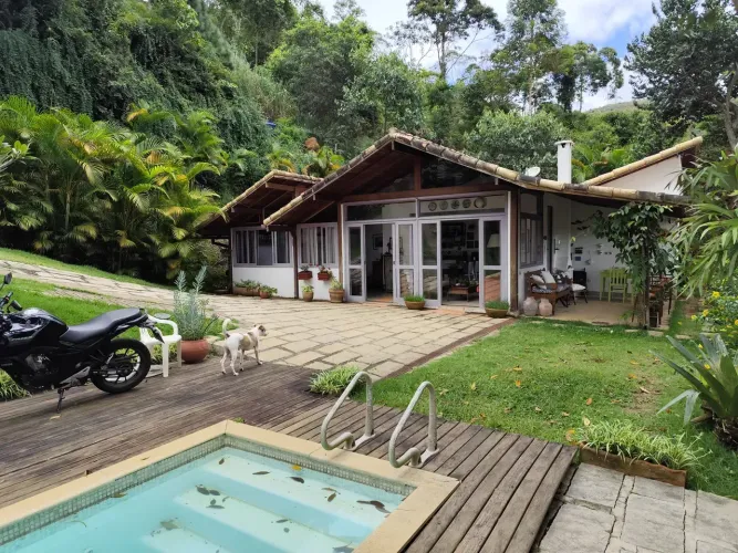 Casa em condomínio fechado Itaipava Petrópolis RJ. Composta por 3 dormitórios