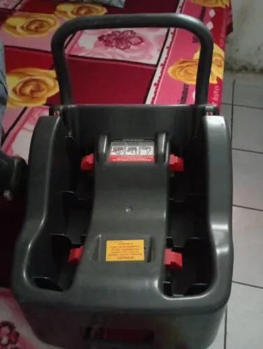Bebê conforto da marca burigotto junto com a base de colocar no carro