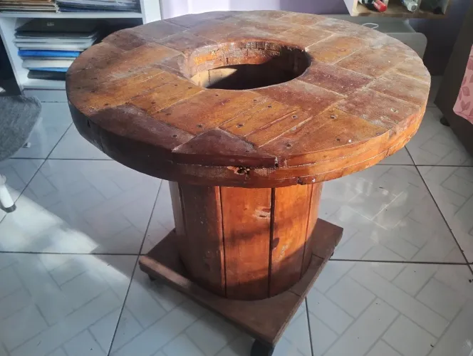 Mesa rústica com local pra balde bebida