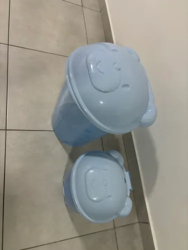 Lixeira e cesto de roupa para bebê
