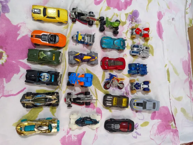 Lote 1  Hotwheels e outras marcas.