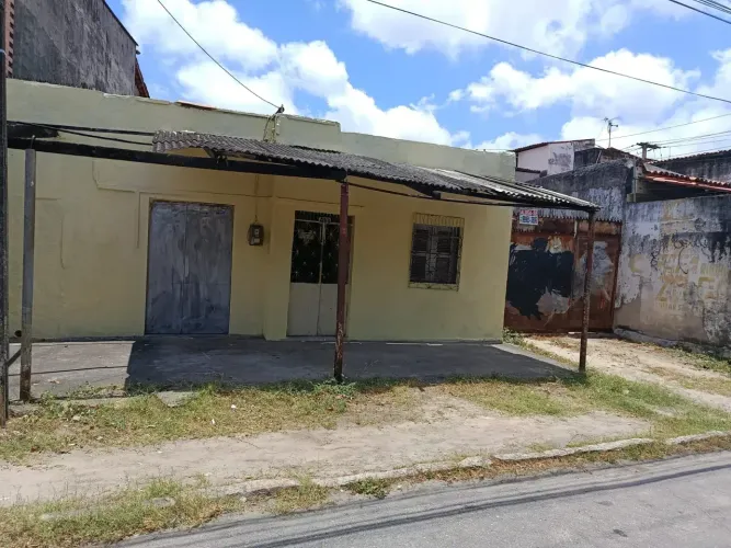 CASA COM AMPLO TERRENO IDEAL PARA RESIDÊNCIA OU COMÉRCIO PRÓXIMO AO NORTH SHOPPING