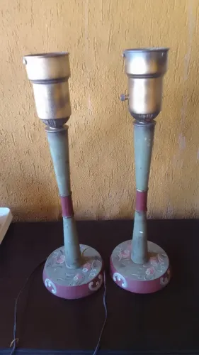 par de antigos abajur em madeira patinada e metal, decoradas com flores e folhas