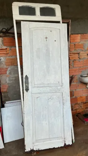 Vende-se porta de madeira