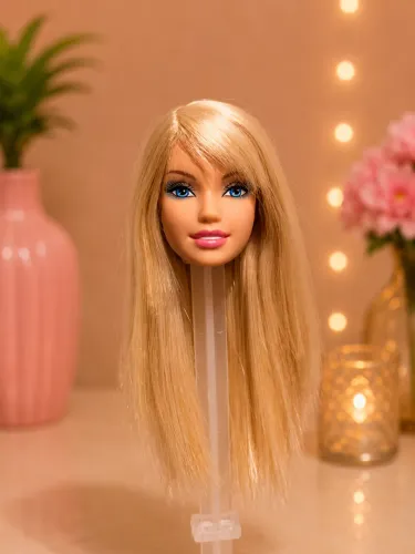 Cabeça da boneca Barbie