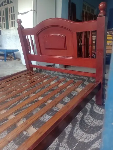 Cama de casal madeira nobre e maciça 999,00