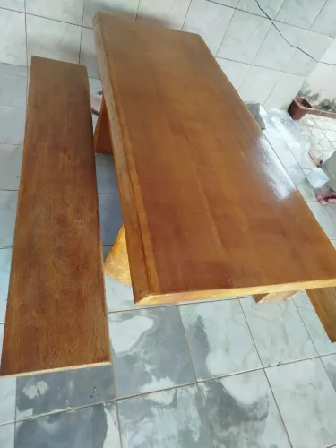 Mesa de madeira maciça 