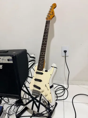 Guitarra Squier By Fender captadores Malagoli