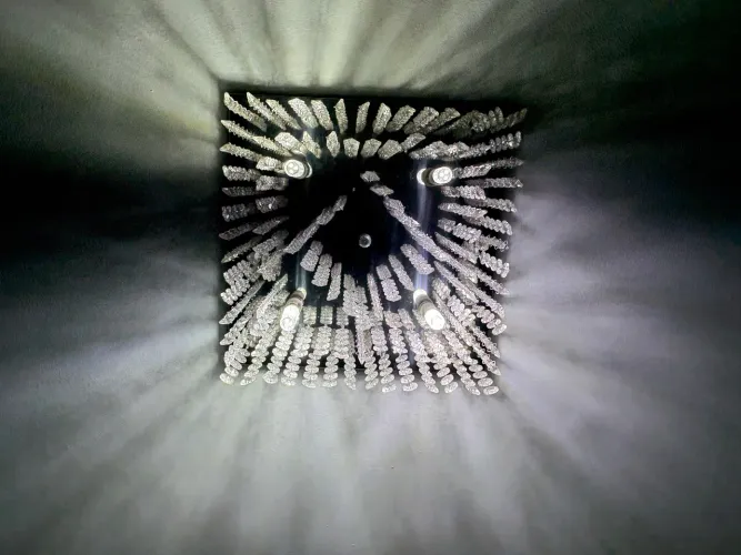 Lustre para sala com cristais de plástico montado