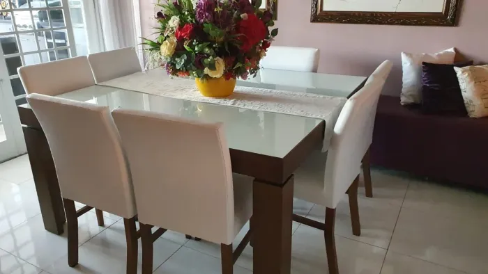 Mesa de Vidro com 8 cadeiras
