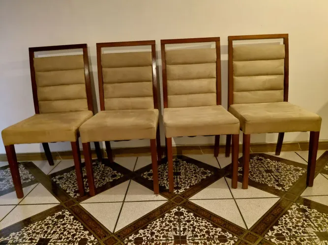 Vendo jogo de 4 cadeiras de jantar Herval estofada em suede(madeira maciça).