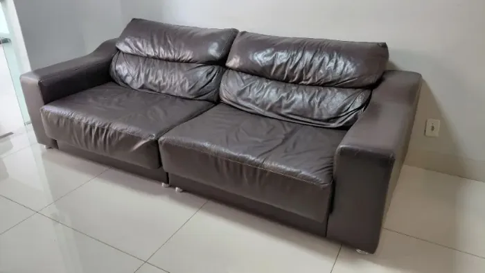 Sofá retrátil e reclinável em couro