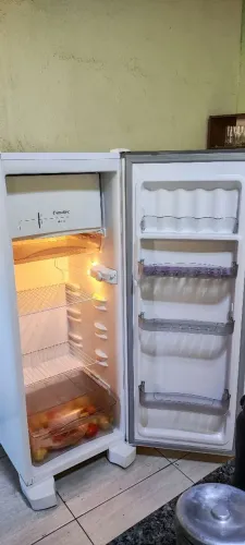 Vende-se geladeira Esmaltec 127v e 245L