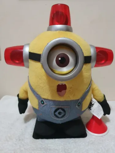 Pelúcia Minion Bombeiro Toyng Meu Malvado Favorito Universal com Som e Luz