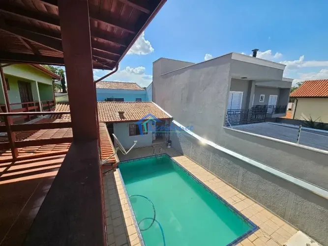Linda casa com Piscina para venda